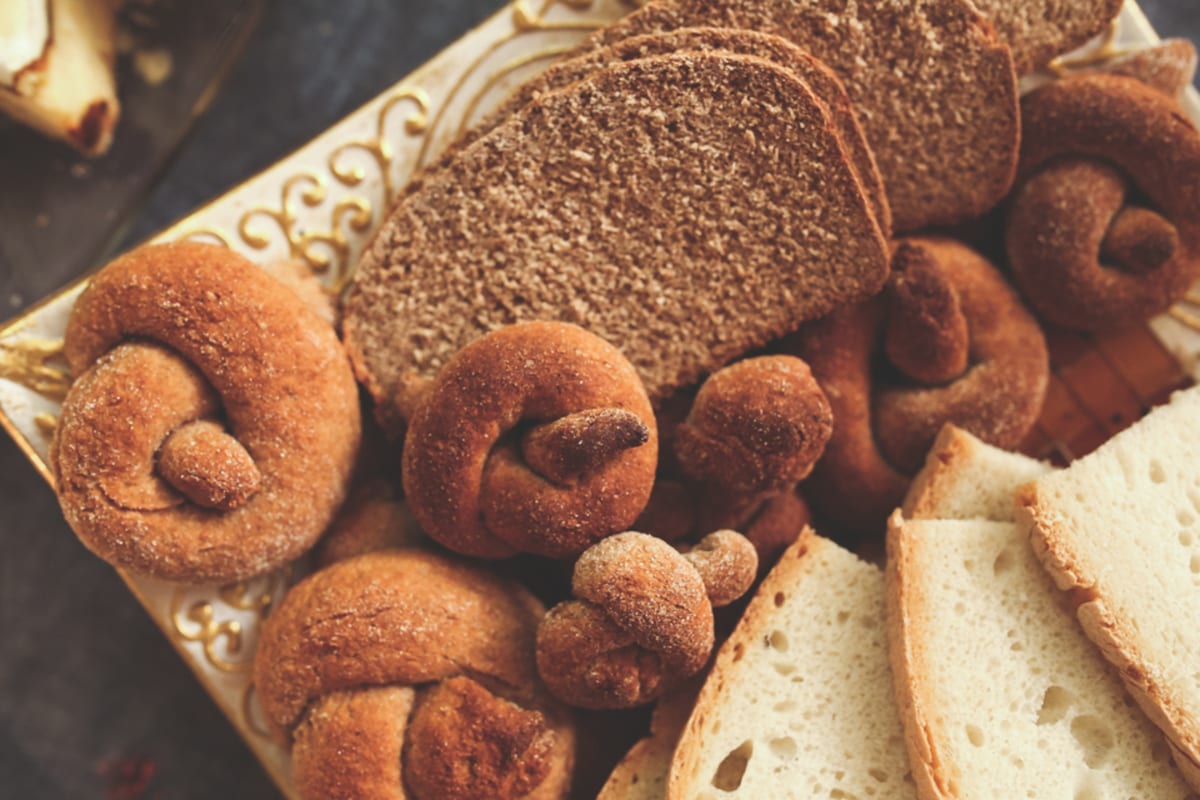 various breads, knotted rolls